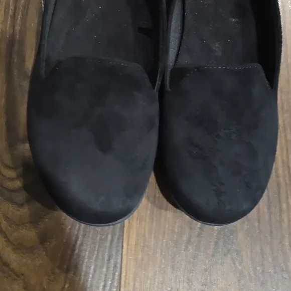Gently used slip on Baretraps flats. - Picture 5 of 6